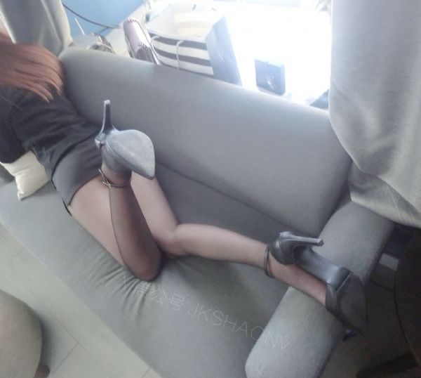被黑人扒开双腿猛进入